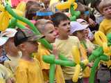 [WIDEO/FOTO] Żółty Marsz Nadziei okrążył świdnicki rynek na zwieńczenie VI edycji Pól Nadziei. Okrągły jubileusz obchodziło TPC Hospicjum