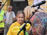 [WIDEO/FOTO] Żółty Marsz Nadziei okrążył świdnicki rynek na zwieńczenie VI edycji Pól Nadziei. Okrągły jubileusz obchodziło TPC Hospicjum