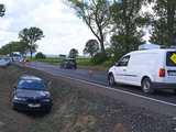 [FOTO] Zderzenie dostawczego mercedesa i bmw na DK35. Oba pojazdy zakończyły jazdę w przydrożnym rowie
