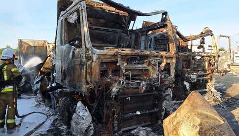 Pożar aut ciężarowych w Świebodzicach. Trzy pojazdy doszczętnie spłonęły