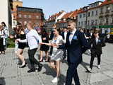 [FOTO] Uczniowie ostatnich klas szkół podstawowych zatańczyli poloneza na świebodzickim rynku