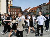 [FOTO] Uczniowie ostatnich klas szkół podstawowych zatańczyli poloneza na świebodzickim rynku