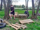 [FOTO] Młodzi mieszkańcy Przyłęgowa wykonali samodzielnie z drewnianych palet strefę relaksu