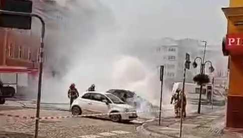 [WIDEO] Dwie osobówki spłonęły w centrum miasta