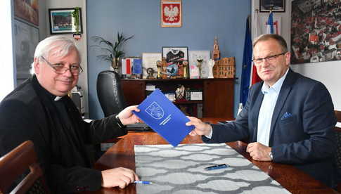 [FOTO] Burmistrz Świebodzic podpisał listy intencyjne z dziekanem oraz proboszczem