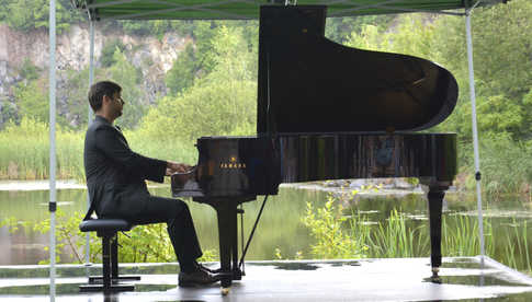 [FOTO] Deszczowa aura nie przeszkodziła w odegraniu inauguracyjnego koncertu z cyklu Fortepian w Kamieniołomie