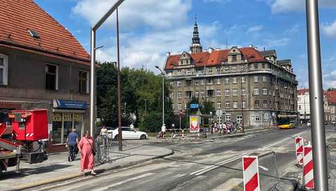 Nowa sygnalizacja świetlna i zmiana lokalizacji przejścia dla pieszych. Trwają prace drogowe przy ul. Westerplatte