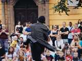 [FOTO] Plenerowe spektakle, strefa zabaw dla dzieci, spacer śladami murów obronnych. Trwa Festiwal Teatru Otwartego