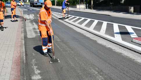 [FOTO] Kilka miesięcy po przebudowie drogowcy zdarli asfalt. Urząd Miasta odpowiada