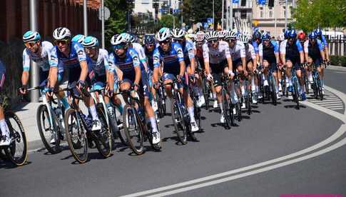 [FOTO] Wielkie emocje od samego startu! Tour de Pologne przejechał przez Świdnicę