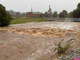 [FOTO] Trwa dramatyczna walka z powodzią. Zalane Kraszowice walczą z żywiołem