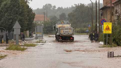 [FOTO] Trwa dramatyczna walka z powodzią. Zalane Kraszowice walczą z żywiołem