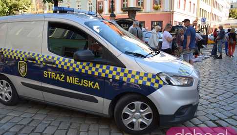 Głośna muzyka w aucie, bezdomni i nieprawidłowo zaparkowane auto. Interwencje SM