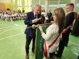 [FOTO] Zaprezentowali nowy sztandar szkoły. Zaprojektował go jeden z uczniów