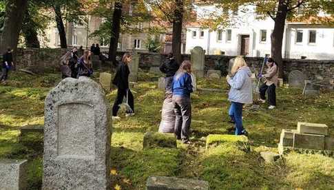  Młodzież z Zespołu Szkół w Strzegomiu po raz kolejny wzięła udział w akcji ,,Sprzątamy cmentarz żydowski”.  