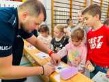 [FOTO] Funkcjonariusz świdnickiej komendy odwiedził uczniów z NSP Bliżej Dziecka