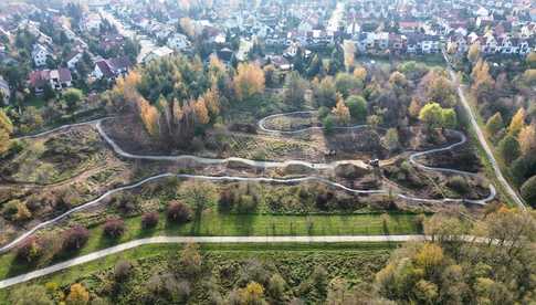 [FOTO] Trwa budowa toru rowerowego nad Witoszówką. Jakie atrakcje tam powstaną? Kiedy otwarcie?