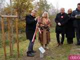 [FOTO] Na Alei Goplany odsłonięto 41 nowych tabliczek. Poświęcone są Zasłużonym dla Miasta i jego Honorowym Obywatelom