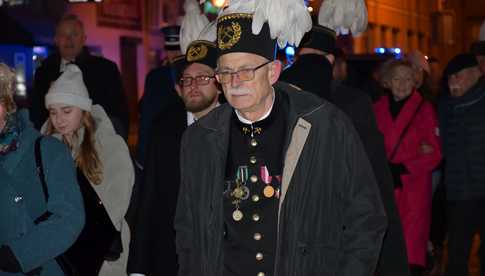 [WIDEO/FOTO] Pochód z orkiestrą, biesiada piwna, wspólne śpiewanie. Górnicy, kamieniarze i skalnicy celebrowali tegoroczną Barbórkę