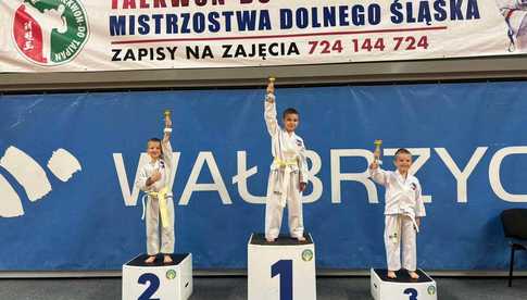 [FOTO] Młodzi zawodnicy taekwondo przywieźli worek medali z Mistrzostw Dolnego Śląska!