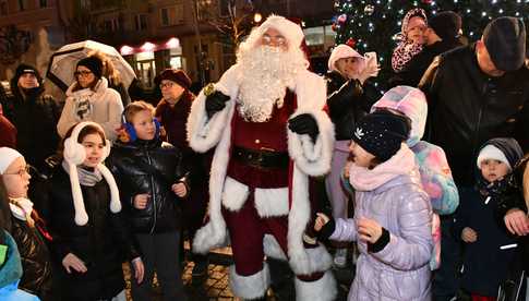 [WIDEO/FOTO] Święty Mikołaj odwiedził Strzegom. Na rynku rozbłysnęły świąteczne ozdoby