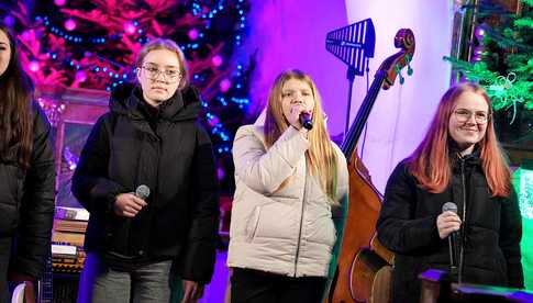 [FOTO] Tradycyjne polskie kolędy w wykonaniu najmłodszych. Za nami Koncert Świąteczny w Lutomi Dolnej