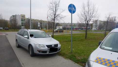 Dziwne odgłosy za pomnikiem papieża, raczenie się denaturatem na dworcu i świąteczny spacer bez obuwia. Interwencje SM