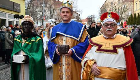 [WIDEO/FOTO] Trzej Królowie przybyli do Strzegomia. Przez miasto przeszedł uroczysty orszak