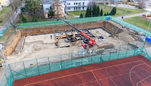 Trwa budowa nowego hotelu i siłowni. To inwestycja za ponad 8,5 mln złotych [FOTO z POWIETRZA]