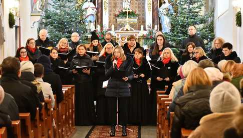 [WIDEO/FOTO] W murach kościoła św. Wacława zagrano Koncert Świąteczny. Wystąpił chór Tactus Sonus