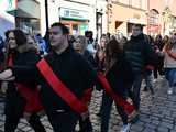 [WIDEO/FOTO] Tegoroczni maturzyści wspólnie zatańczyli poloneza na świdnickim rynku!