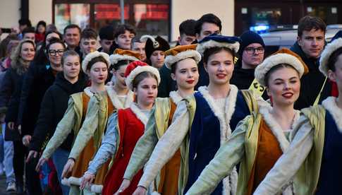 [WIDEO/FOTO] Tegoroczni maturzyści wspólnie zatańczyli poloneza na świdnickim rynku!