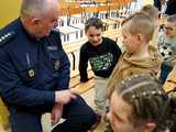 [FOTO] Bezpieczne ferie zimowe, czyli edukacyjne spotkania z ratownikiem górskim i funkcjonariuszami policji