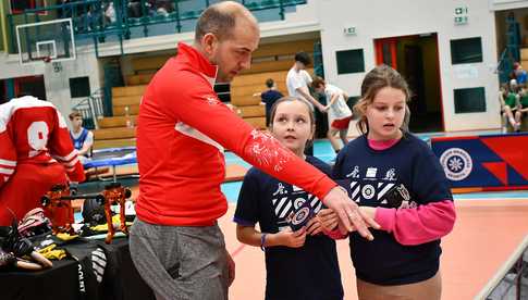 [WIDEO/FOTO] Trenowali zimowe dyscypliny pod okiem mistrza olimpijskiego. Drugi dzień Zimowej Akademii Sportu w Świdnicy