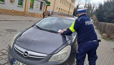 Kierowco parkując swoje auto i przestrzegaj przepisów 