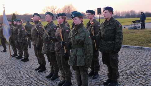 [FOTO] Upamiętnili więźniarki obozu AL Graben. I Marsz Pamięci przeszedł ulicami Strzegomia