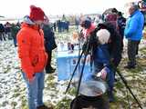 [WIDEO/FOTO] Weszli do lodowatej wody, aby wesprzeć chorą Malwinę. Charytatywne Morsowanie po raz kolejny nad zbiornikiem w Mściwojowie