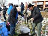 [WIDEO/FOTO] Weszli do lodowatej wody, aby wesprzeć chorą Malwinę. Charytatywne Morsowanie po raz kolejny nad zbiornikiem w Mściwojowie