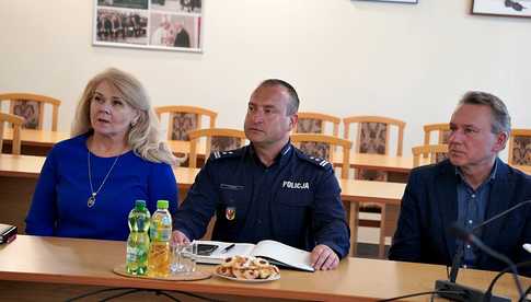 [FOTO] Policjanci podsumowali działania w minionym roku. Przedstawiono statystyki i omówiono dalszą współpracę