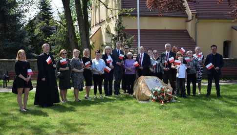 [FOTO] Pszenno biało-czerwone – uroczyste obchody Dnia Flagi RP 