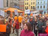 [FOTO] Świdnica świętowała godność osób z niepełnosprawnością intelektualną. Pomarańczowy marsz przeszedł przez rynek