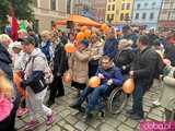 [FOTO] Świdnica świętowała godność osób z niepełnosprawnością intelektualną. Pomarańczowy marsz przeszedł przez rynek