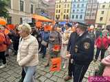 [FOTO] Świdnica świętowała godność osób z niepełnosprawnością intelektualną. Pomarańczowy marsz przeszedł przez rynek