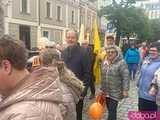 [FOTO] Świdnica świętowała godność osób z niepełnosprawnością intelektualną. Pomarańczowy marsz przeszedł przez rynek