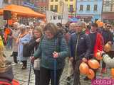 [FOTO] Świdnica świętowała godność osób z niepełnosprawnością intelektualną. Pomarańczowy marsz przeszedł przez rynek
