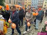 [FOTO] Świdnica świętowała godność osób z niepełnosprawnością intelektualną. Pomarańczowy marsz przeszedł przez rynek