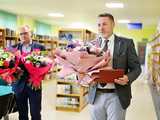 [FOTO] Dyrektor żarowskiej biblioteki z odznaczeniem za zasługi. Podziękowano również wszystkim pracownikom placówki[FOTO]