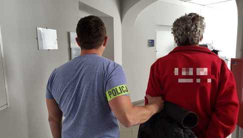 Łobuz kocha najbardziej? 63-letni romantyk włamał się do kwiatomatu i ukradł 4 bukiety dla swojej ukochanej. Teraz grozi mu 10 lat więzienia