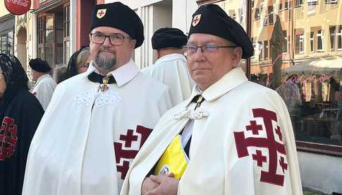 [WIDEO/FOTO] Uroczystości przyjęcia nowych członków do Zakonu Rycerskiego Świętego Grobu w Jerozolimie. Wśród nich bp Mendyk 