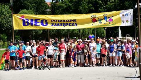 [WIDEO/FOTO] Po raz czwarty pobiegli, aby promować rodzicielstwo zastępcze